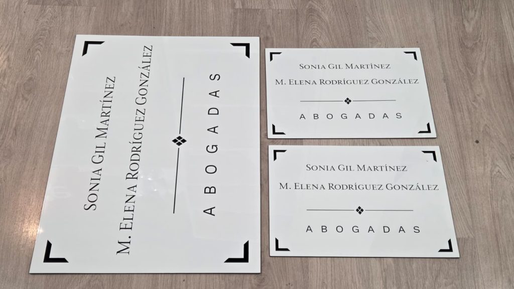 Vinilo de corte para despacho de abogadas Vinilo de corte para señalética profesional de despacho de abogadas sobre cristal