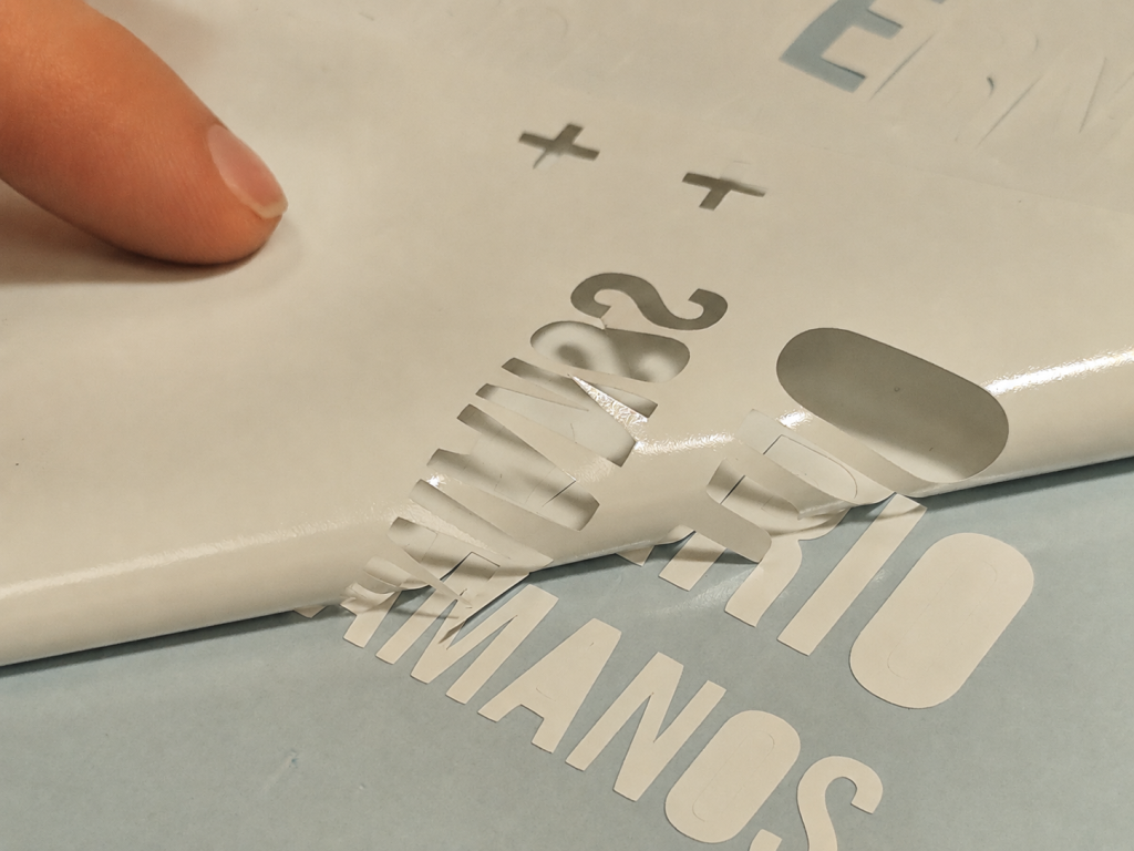 Pelado de vinilo de corte para horario comercial Proceso de pelado de vinilo de corte para horario comercial en Ourense