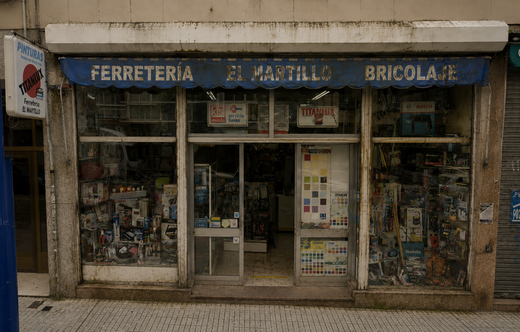 rotulo antiguo deteriorado