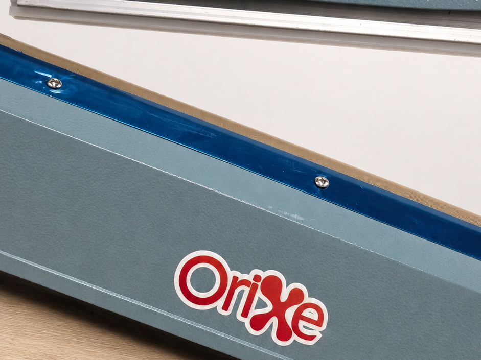 Selladora del taller de Orixe Publicidade con pegatina corporativa aplicada