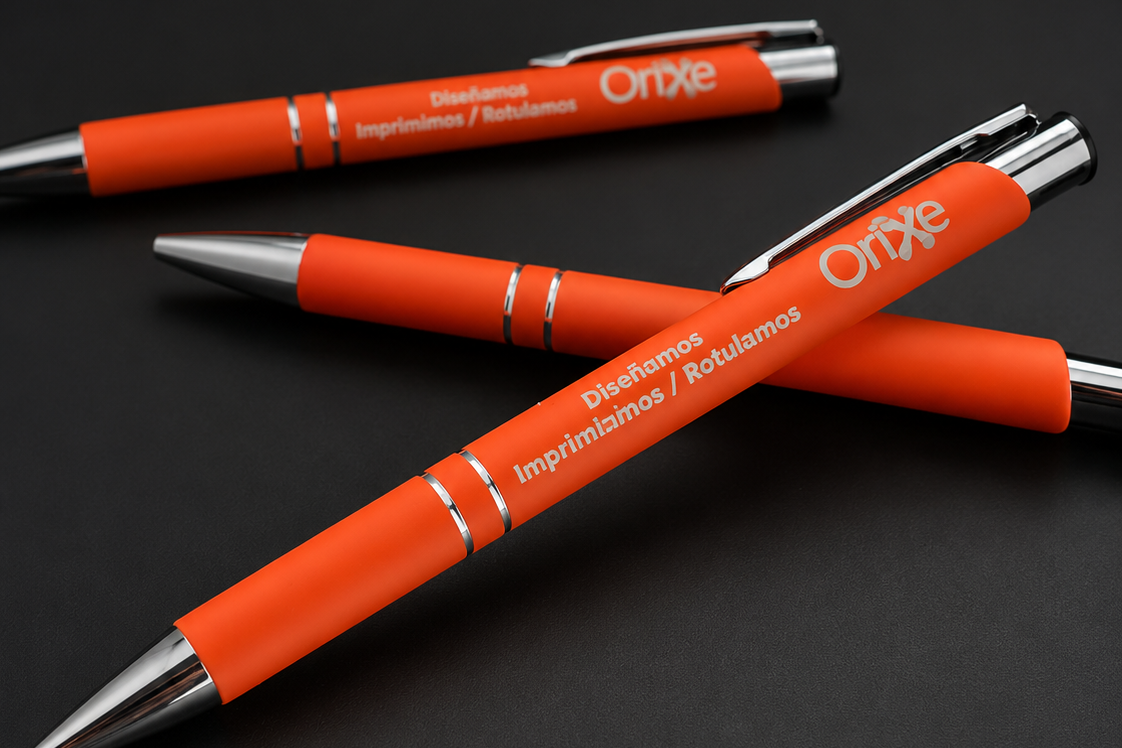 Bolígrafos corporativos naranjas de Orixe Publicidade con marcaje láser