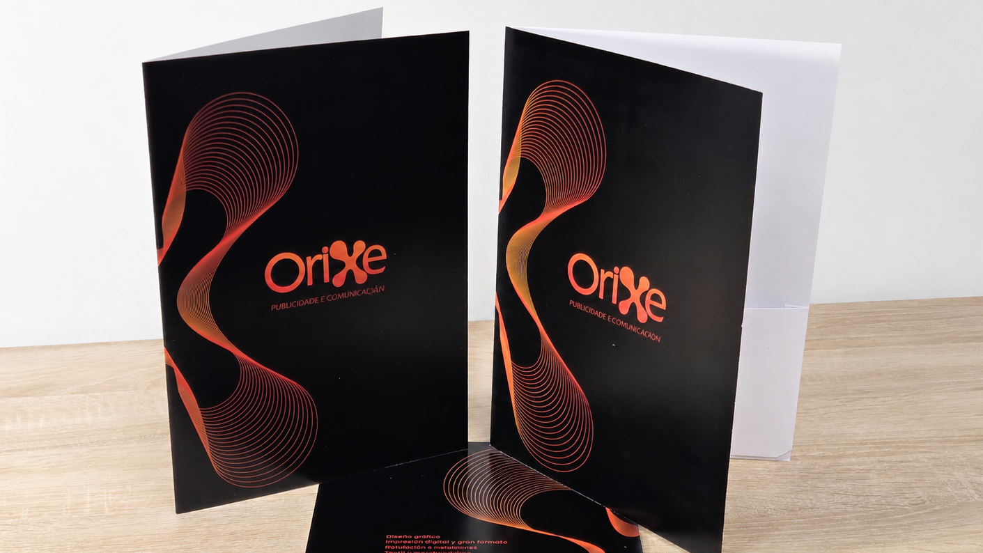 Carpetas corporativas de Orixe Publicidade con diseño negro y naranja como aplicación del rebranding
