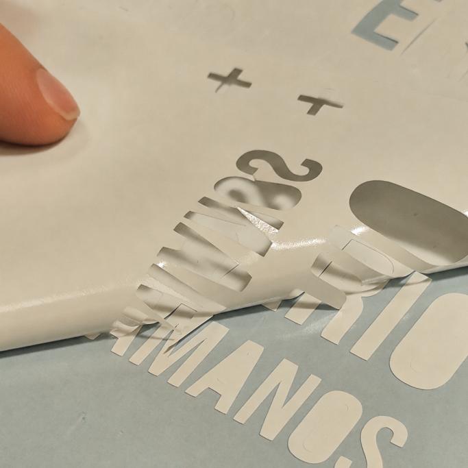 Pelado de vinilo de corte para horario Proceso de pelado de vinilo de corte para horario comercial en Ourense