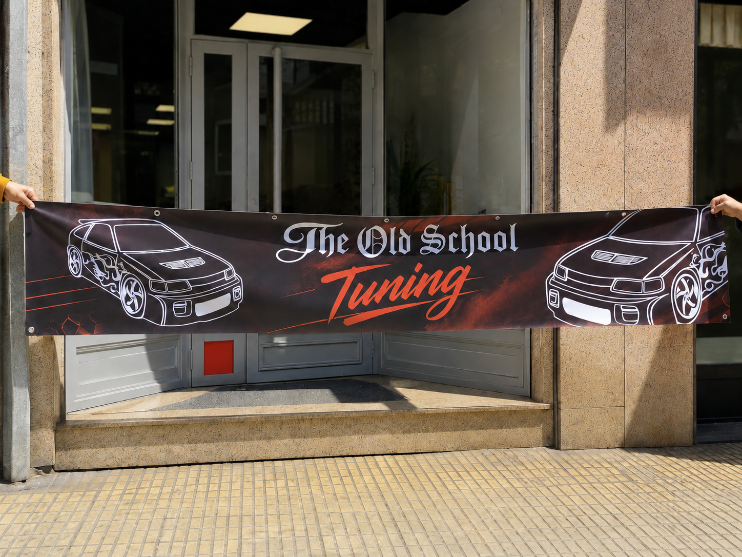 Lona personalizada The Old School Tuning Lona horizontal personalizada de The Old School Tuning, impresa en gran formato con diseño de coches y ojales metálicos.