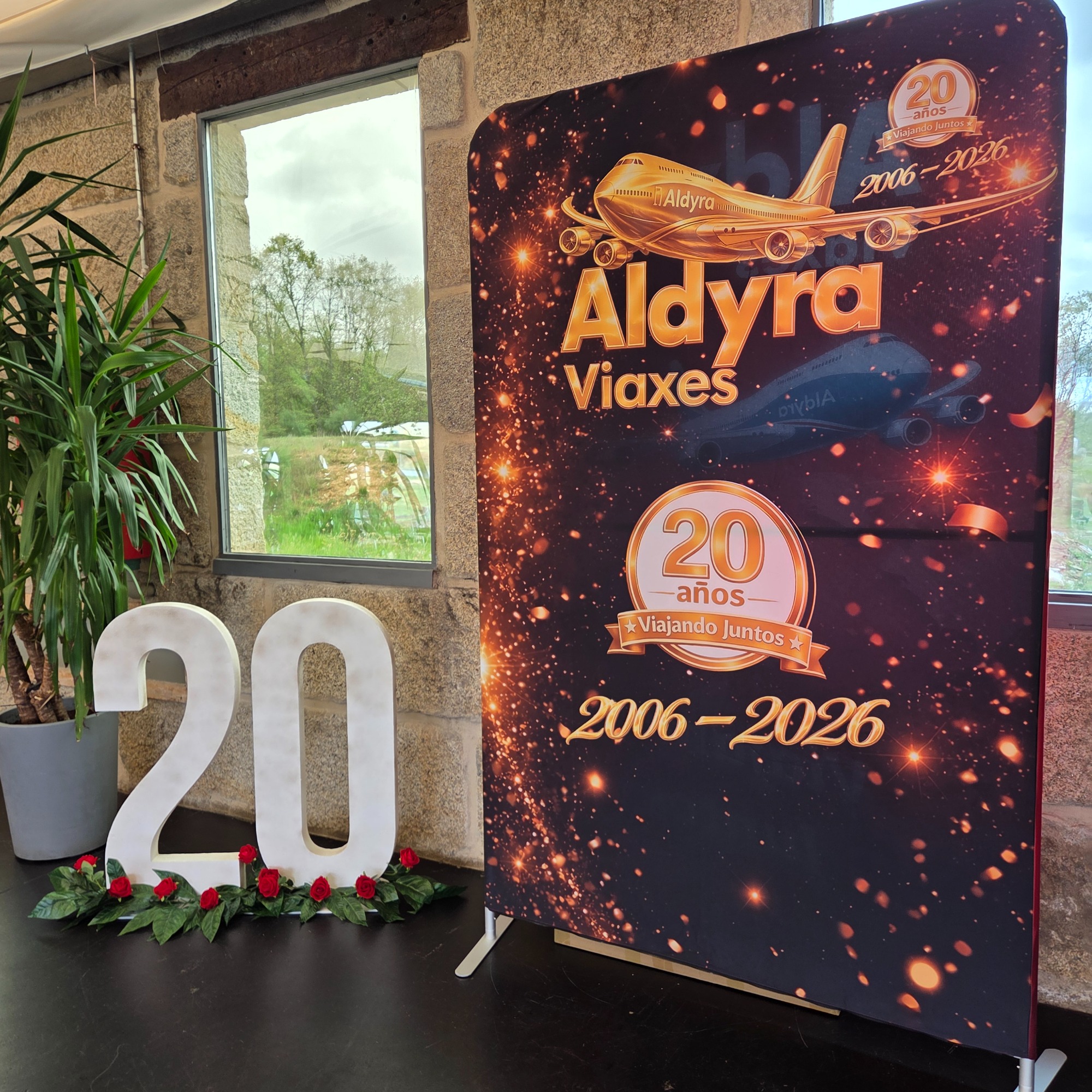Fotocall y decoración corporativa Aldyra Viaxes en Ourense Fotocall corporativo de gran formato para el 20 aniversario de Aldyra Viaxes realizado en Ourense.