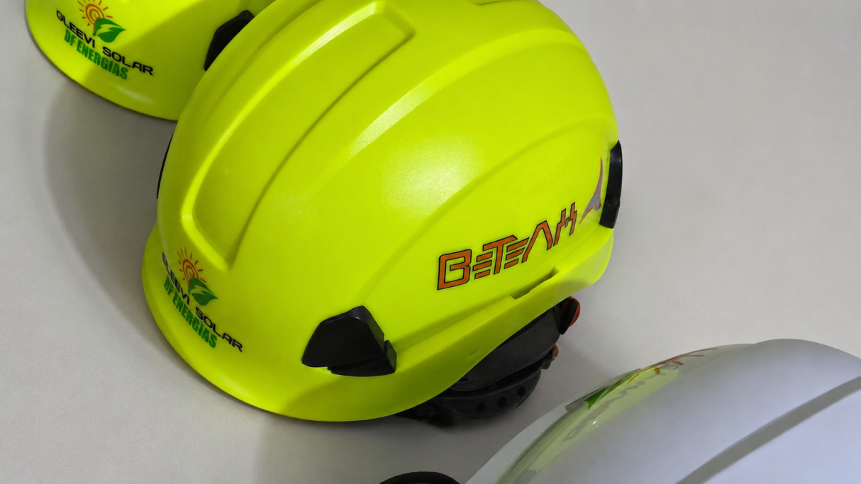 Cascos personalizados con vinilo de corte Cascos de seguridad personalizados con vinilo de corte para empresa en Ourense