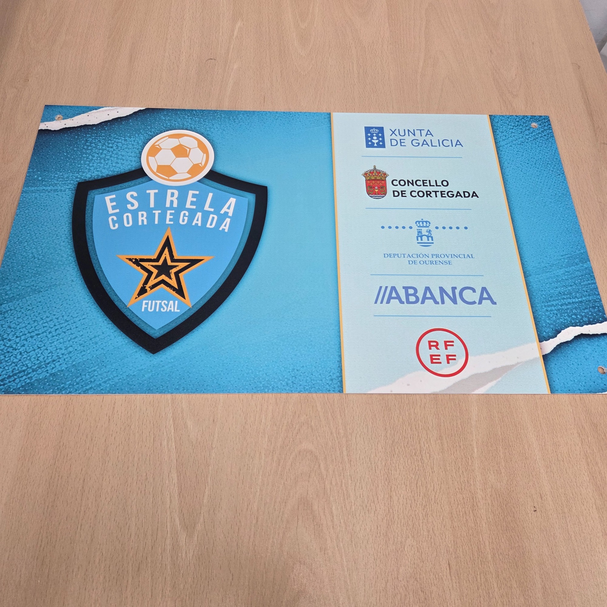 Panel rígido Estrela Cortegada Panel rígido personalizado para Estrela Cortegada, uno de los equipos destacados de fútbol femenino, con escudo y logotipos de entidades col