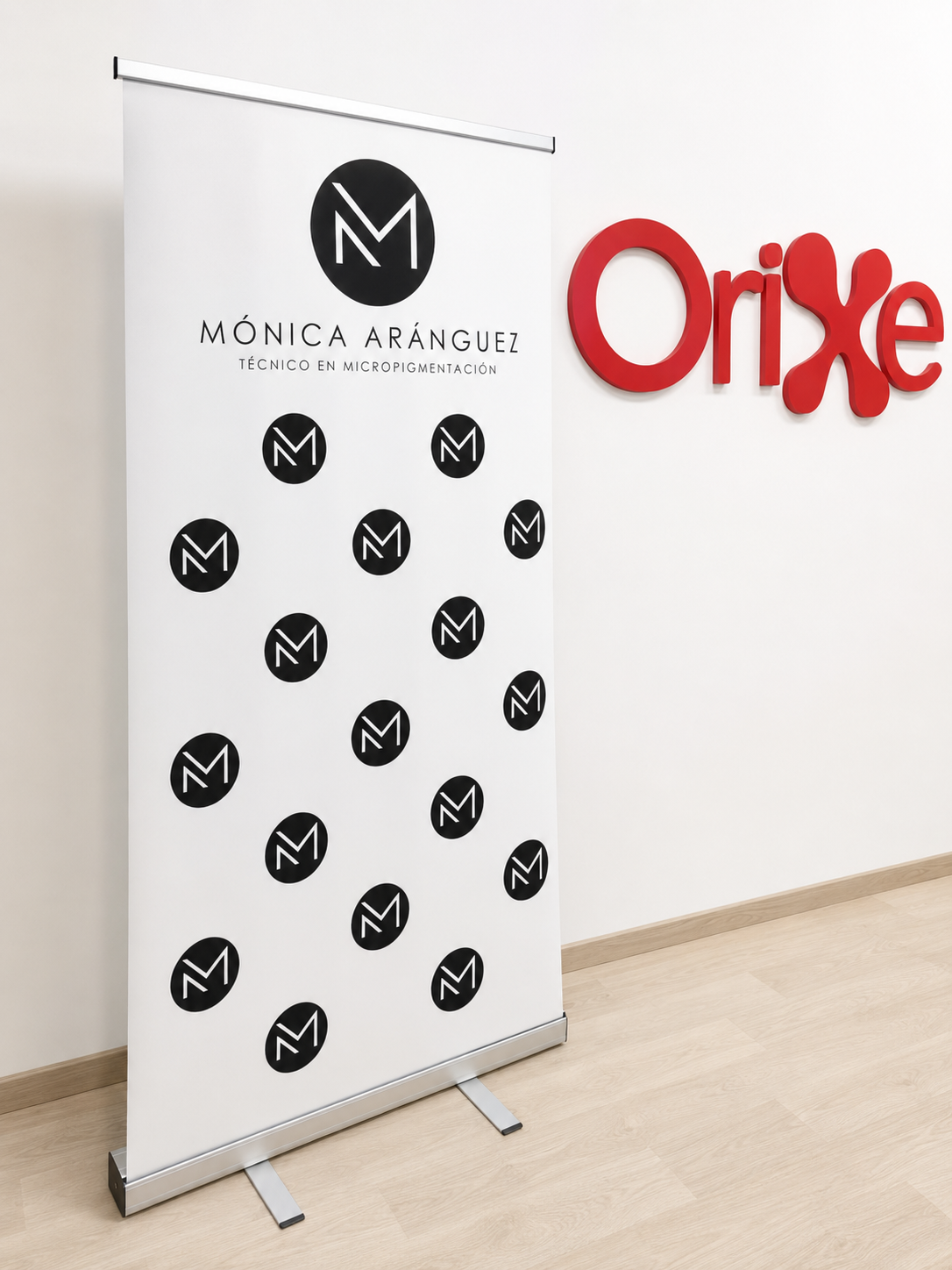 Photocall Mónica Aránguez Photocall blanco de Mónica Aránguez con logotipo repetido, colocado en interior junto al rótulo de Orixe.