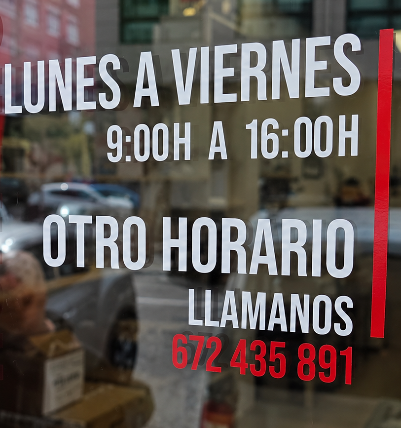 Horario en vinilo de corte para negocio Horario comercial en vinilo de corte a dos colores instalado en cristal en Ourense