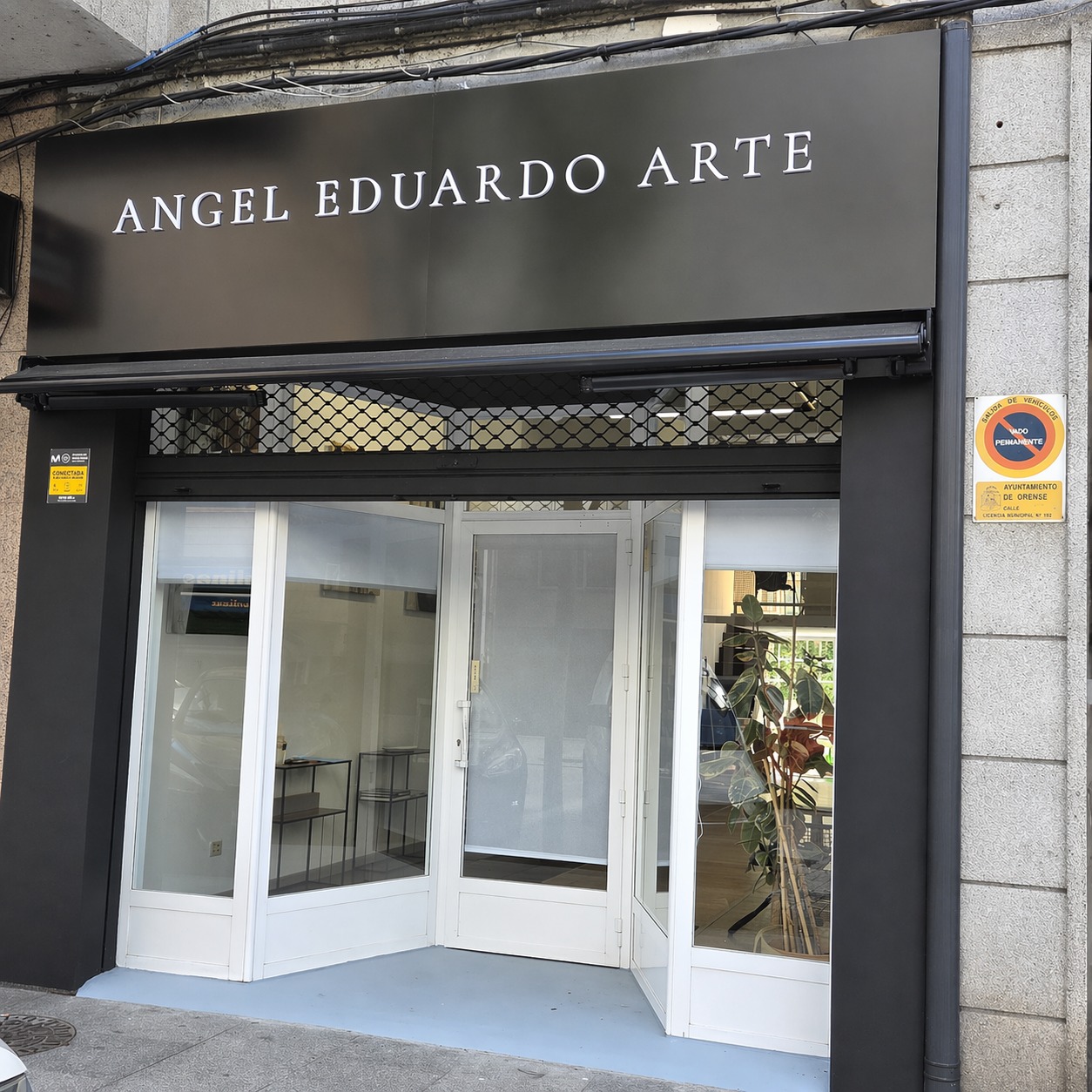 Rotulación exterior de fachada comercial moderna Fachada comercial rotulada en Ourense