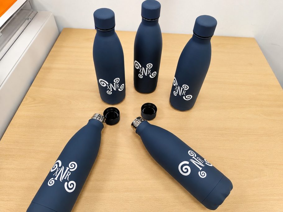 Botellas personalizadas con vinilo de corte Botellas personalizadas con vinilo de corte blanco para evento o empresa en Ourense