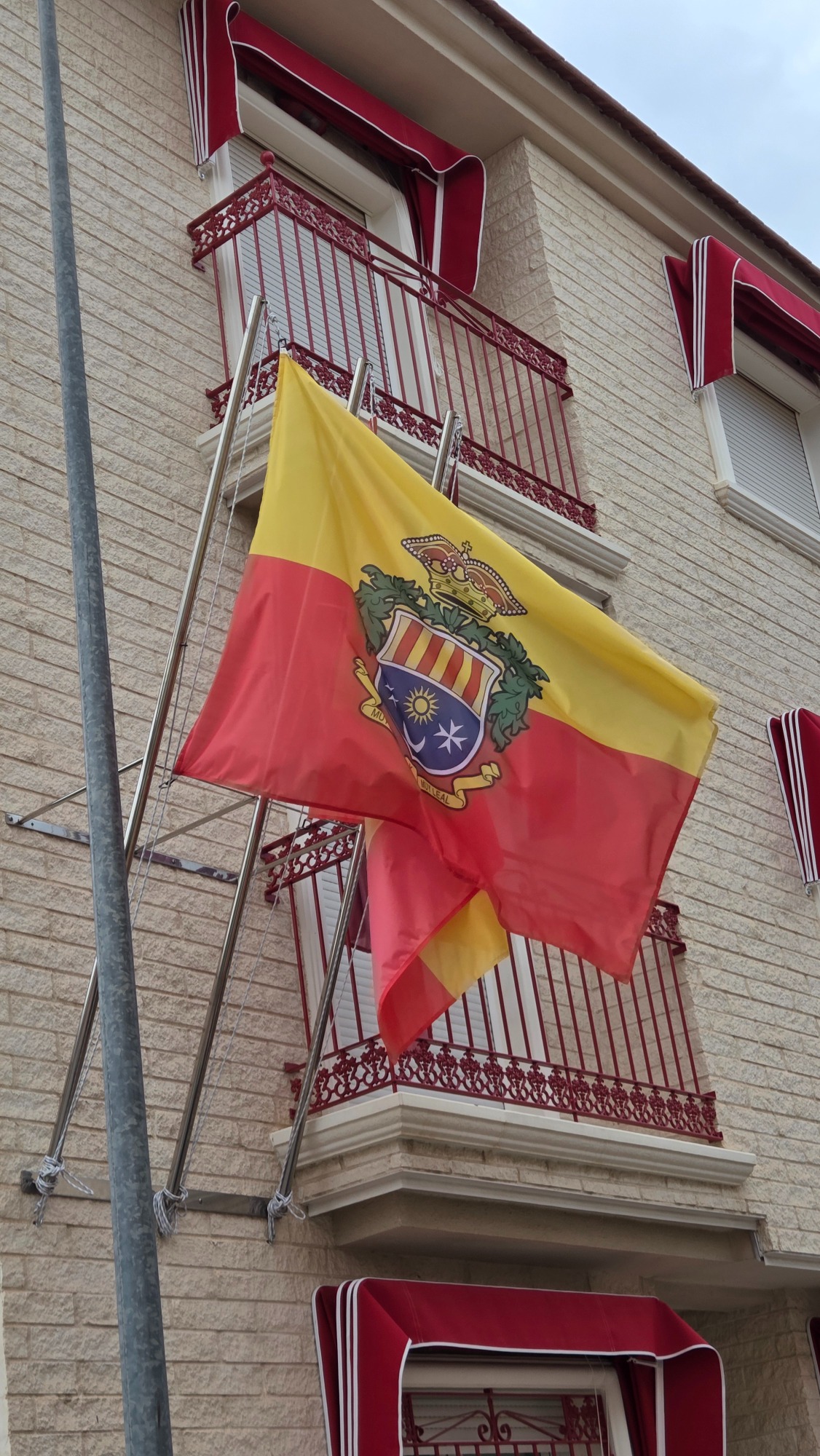 Instalación de banderas y mástiles personalizados Instalación de banderas exteriores en Ourense