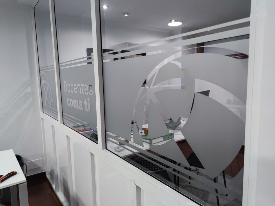 Vinilo ácido decorativo para oficina Vinilo ácido decorativo instalado en cristal interior de oficina en Ourense