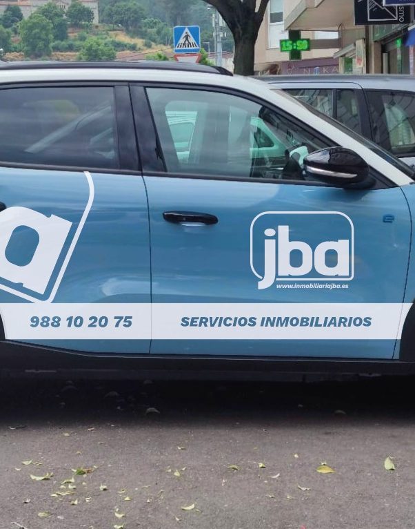 Vinilo de corte lateral para coche comercial Rotulación lateral de coche comercial con vinilo de corte personalizado en Ourense